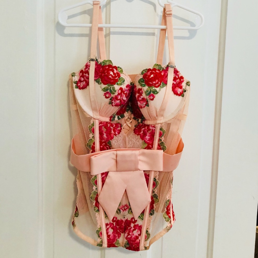Gorgeous Victoria’s Secret lingerie corset
